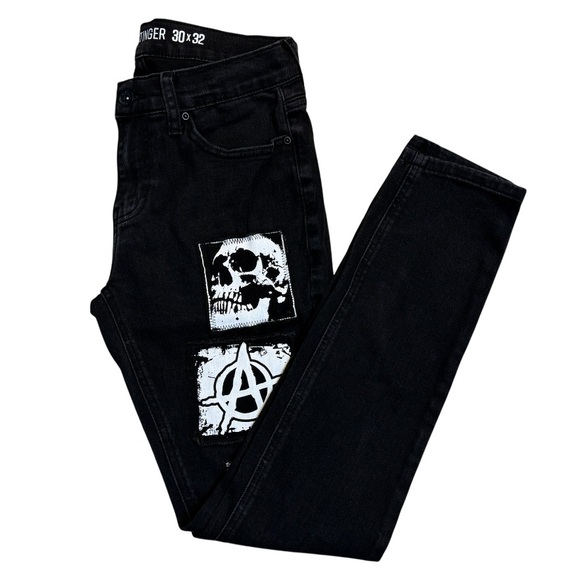 Hot Topic Other - Hot Topic Denim Stinger Jeans Men 30x32 Icon Punk Skull Coffin Patches